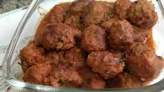 Almondega com creme de cebola super macia , tempero suave.