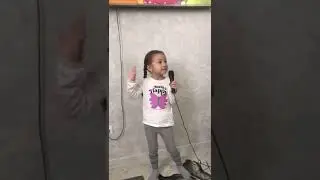 Дана немере қызым ән салуда