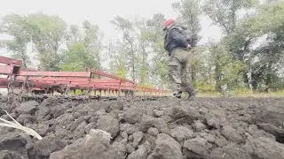 Первый раз сломался RSM 2375. Меняем сальник бортового редуктора. Цепляю оборону в поле