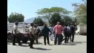Sitian comunitarios a Tierra Colorada, detienen a polic&iacute;as municipales