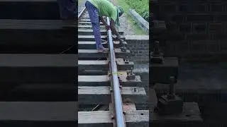 Rail Bridge Hook Bolt tightening by Key Man. #shorts #ytshorts #hhokbolt #keyman #hardwork