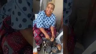 How I enjoyed my native food (roasted yam and red oil) with my friends. #foryourpage #nativefood 