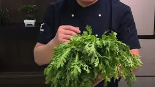 做梦都没想到居然茼蒿这样做，还没上桌盘子就被抢光了！#茼蒿#美食教程 @DOU+小助手
