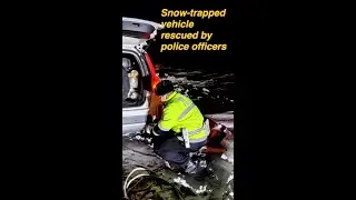 Snow-trapped vehicle rescued by police officers in north China