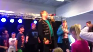 Pierre och pappa ser på Markoolio på Appelskogs bil avsnitt 3