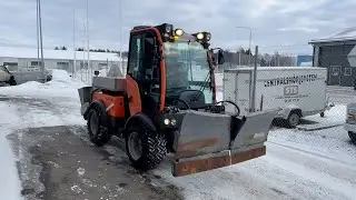 Köp Redskapsbärare Holder C 250 med vikplog & sandspridare på Klaravik