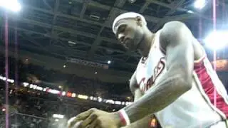 Lebron James throwing the chalk/powder (CLOSE UP)