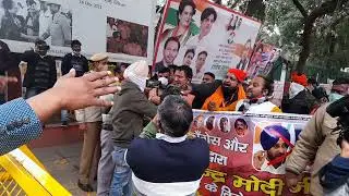 Sloganning & counter sloganning by #BJP & #Congress party workers at #Congress HQ at 24 Akbar Road.