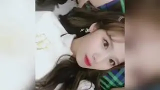 채영이 무릎에 누워있는 사나 뽀뽀 쪽