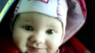 baby schneidet grimasse