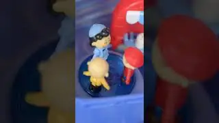Polly Pocket Collector: Peanuts Snowglobe Compact Playset
