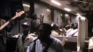 Manulo chante au Périph Nord