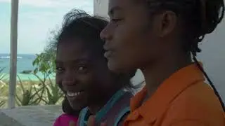extrait n&deg;2  La Jeune fille et le ballon Ovale