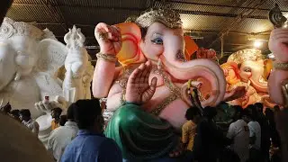 Bada Ganesh idol transporting 2021 | Big ganesh lifting with crane | Ganesh aagman 2021