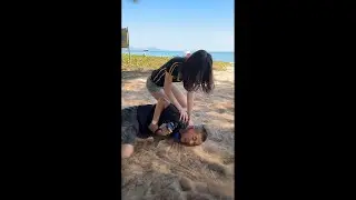 苗条老妹把我按在沙滩上太狠了