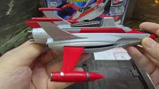 萬代（BANDAI）出品的《人造人009》系列玩具，名為「海豚號」（Dolphin)，潛水飛行器模型玩具，能夠在陸地、空中和海上行駛。2002 Bandai Cyborg Soldier。