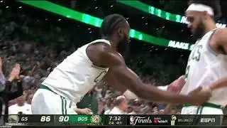 Jaylen Brown hits an ridiculous lay up with the english off his steal and turnover from Golden State