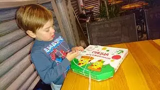 ВЛОГ Smile food Пицца для Смайликов, Риша покупает пиццу в кафе где живут смайлики