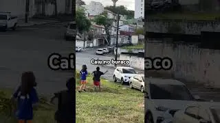 Caiu no buraco mas pegou a pipa #pipacombate #pipas #pipagigante #kite