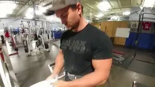 KaiJax Gym: Zack Johnson kills this 550 lb deadlift on the platform at KaiJax Gym