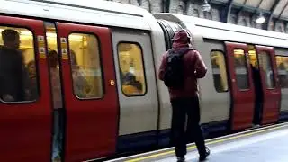 Notting Hill Gate Underground Station: 