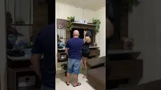 Minha esposa chamou o vizinho pra ajudar com o Wi-Fi que não estava funcionando 