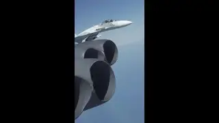 Бомбардировщик B-52 перехвачен российским Су-27 #шорты