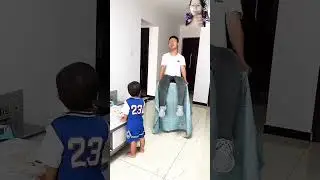 Show a talent to his son doby❤️his father takes baby #爸爸带娃 #萌娃 #bearkind #moebaby #呆萌小米宝 #dadbaby