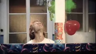 ado: Videoclip: All tomorrow's birthday parties