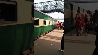 45up Pakistan express Entering ☔FAISALABAD 💧Railway station #train #railwaycontent #trainshorts