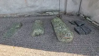 Vackra Västerplana kyrka från 1100-talet.