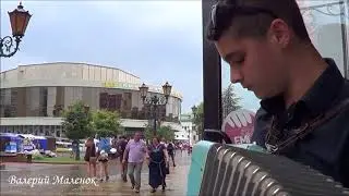 Играли DESPOSITO у магазина под  дождем, пока продавщица не выгнала...