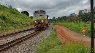 Trem Locotrol da Vale entrando no túnel.