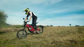 Jeli Attila is kip&oacute;rb&aacute;lta a Sur-Ron elektromos g&eacute;p&eacute;t