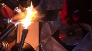 EXPERIMENT Glowing 1000 degree KNIFE VS DVD CD / Gl&uuml;hendes Messer VS gegen auf DVD CD