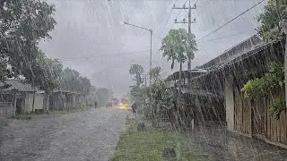 Rainstorm in the largest village hit the Indonesian village, strong wind storm and lightning