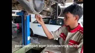 SAIPUL RAHMAN(XII C) MENGGANTI OLI LENGKAP MOBIL INNOVA DIESEL