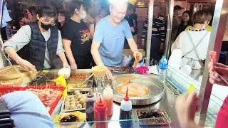 It's busy at the street food night market in Hong Kong 🇭🇰.