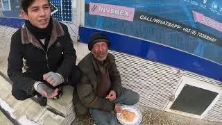 老人在暴雪天中挨餓受凍,好心人送來剩飯,蹲坐地上狼吞虎咽吃起來,看的太讓人心酸