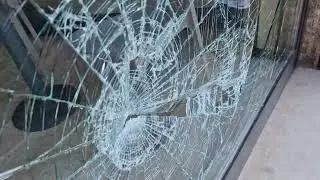Vandalismo dopo una notte di follia alle vetrine del Bar Italia di Casalmaggiore, 27 luglio 2024