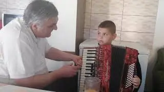 NAJGLEDANIJI VIDEO - Prvi čas harmonike sa šestogodišnjakom