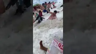 Ola gigante sorprende a los ba&ntilde;istas en la playa Leblon, Rio de Janeiro, Brasil.