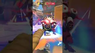 No way!! Tinyy 😂 #ow2 #overwatch2 #overwatch2gameplay #playstation #playstation5 #dualsense