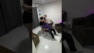 Ele foi fazer uma entrega, e ela chamou ele pro quarto secreto.😳