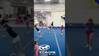 Это было очень жарко! Как думаете, кто победил? #handstandchallenge