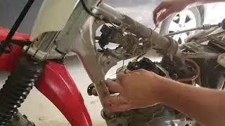 Adjusting valves on a Honda xr100 dirt bike