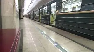 Поезд на станции метро 