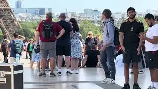 Les touristes visitent la place du Trocad&eacute;ro - courte immersion parmi eux - sans commentaire
