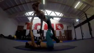 acroyogirls flow