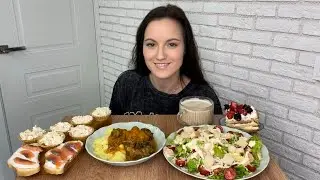 МУКБАНГ ПЮРЕ ГУЛЯШ САЛАТ ЦЕЗАРЬ БУТЕРБРОДЫ С КРАСНОЙ РЫБОЙ ТАРТАЛЕНКИ   ТОРТ МЕДОВЫЙ С ЯГОДАМИ КОФЕ